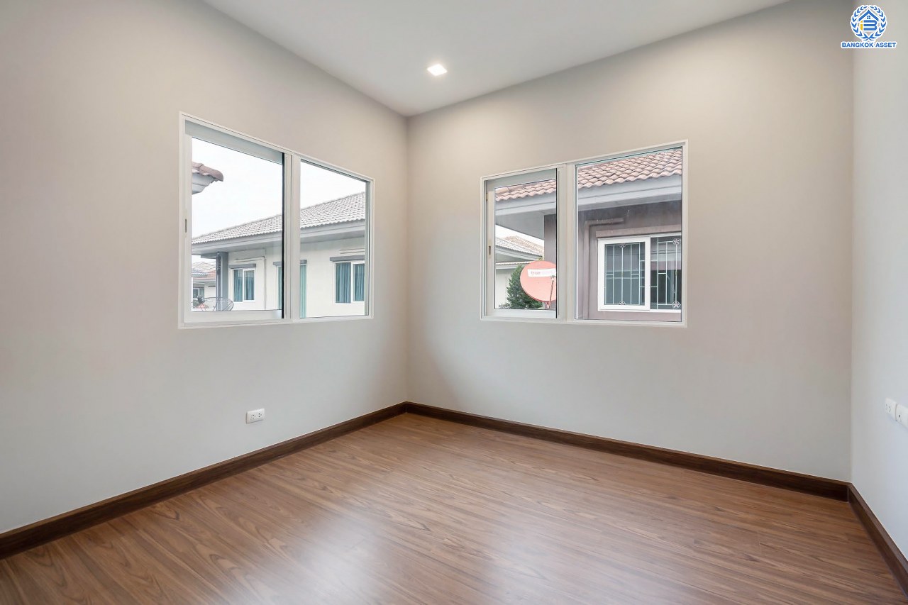 บ้านมือสองตกแต่งใหม่ โครงการ สราญสิริ ติวานนท์-แจ้งวัฒนะ2 หลังมุม เนื้อที่ 56.5 ตร.ว. ดีไซน์ตอบทุกไลฟ์สไตล์ ฟังก์ชัน 3 ห้องนอน 3 ห้องน้ำ จอดรถได้ 2 คัน Living ชั้นบนกว้างขวาง บนทำเลติดถนนใหญ่ เชื่อมต่อทุกเส้นทาง ใกล้จุดขึ้นทางด่วน "ศรีสมาน"